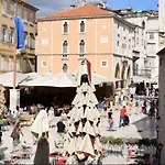 Top Location & Walk Score 93 With Washing Machine