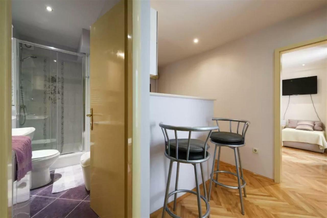 Apartment Location & Walk Score 93 With Washing Machine Split