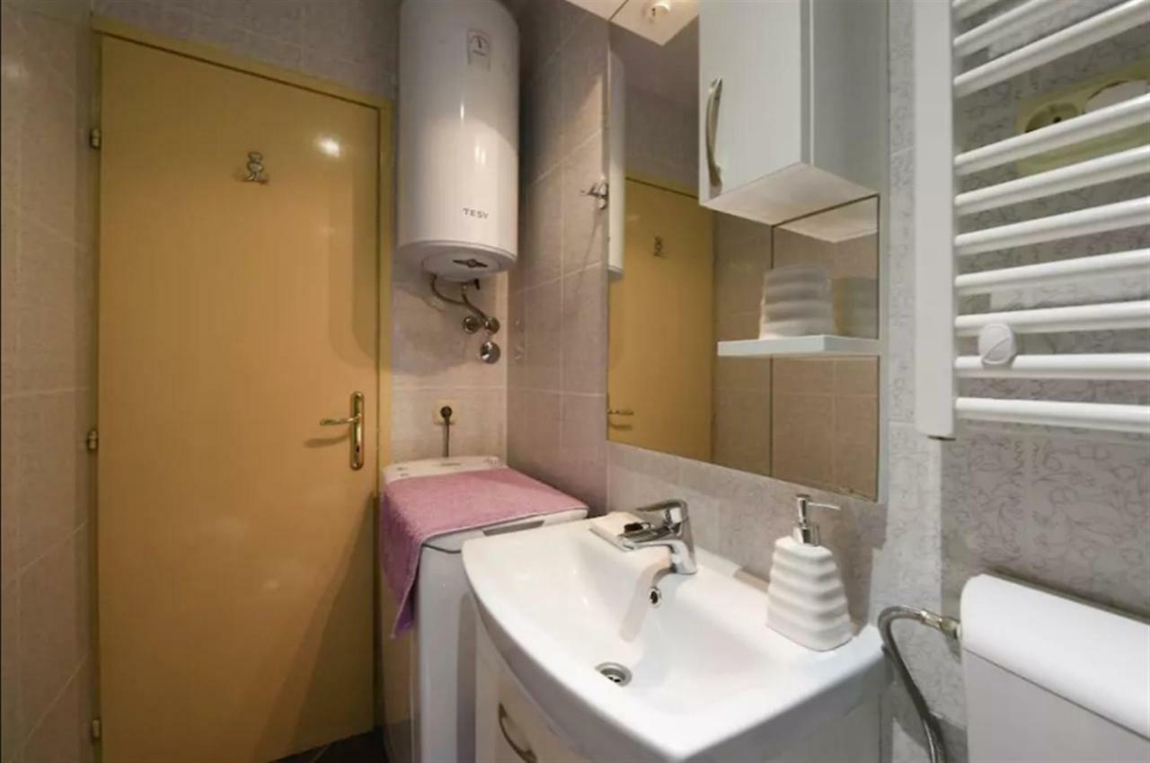 Location & Walk Score 93 With Washing Machine Apartment *