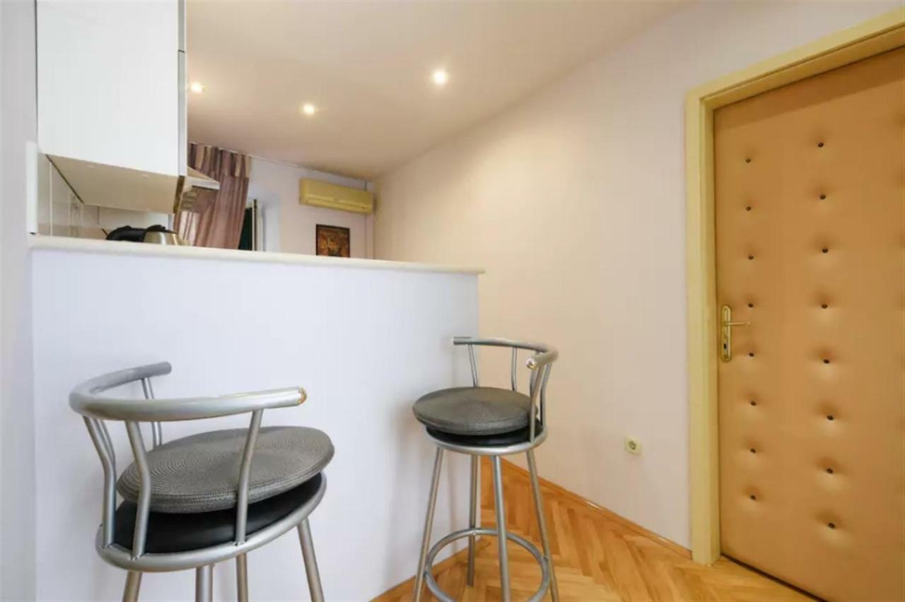 Apartment Location & Walk Score 93 With Washing Machine