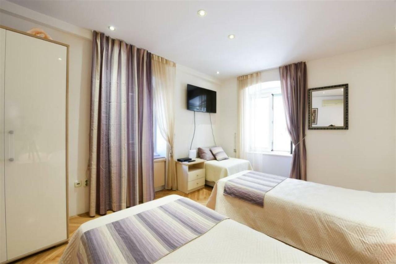 Location & Walk Score 93 With Washing Machine Apartment *