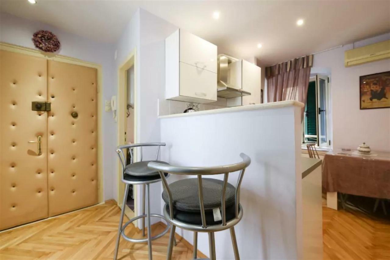 Apartment Location & Walk Score 93 With Washing Machine Split