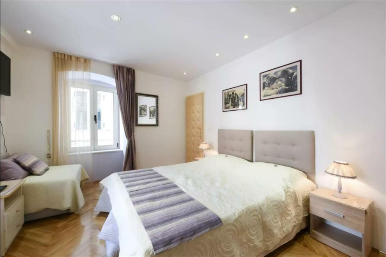 Apartment Location & Walk Score 93 With Washing Machine